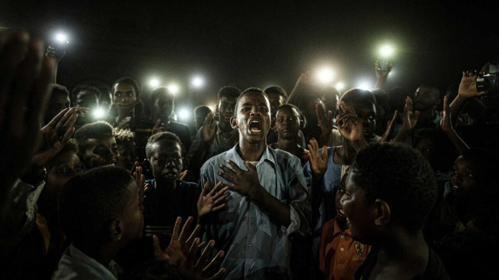 La fotografía ganadora de World Press Photo 2020. La firma el japonés Yasuyoshi Chiba, está tomada en Sudán y se titulada 'Straight Voice'. (EL PAÍS)