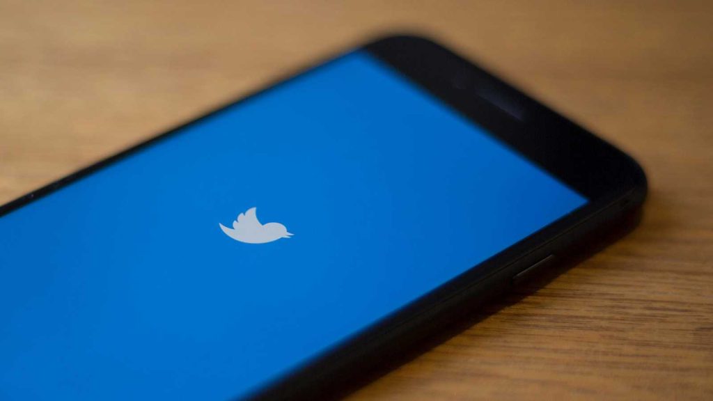 Usuario de twitter que se encuentra accediendo a su perfil desde su dispositivo móvil Android. (ALASTAIR PIKE-AFP)