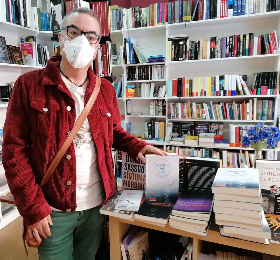 El autor y su obra. (FACEBOOK)