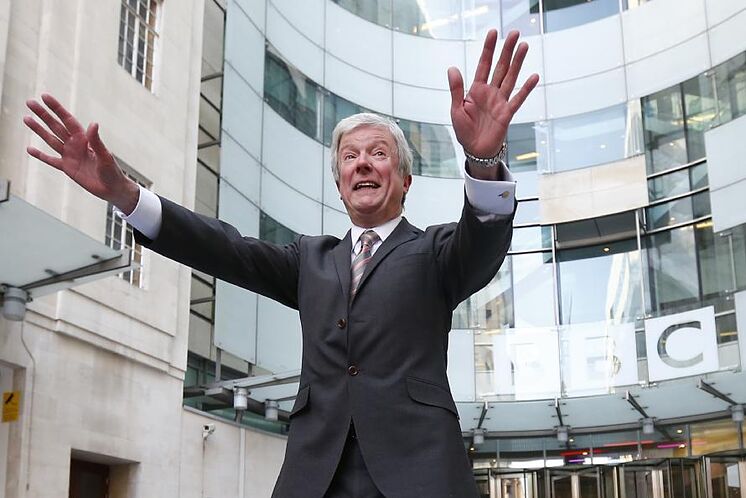 Tony Hall tomó posesión como director general de la BBC en abril de 2013 (en la imagen) y dejará el puesto el próximo verano tras su dimisión. (REUTERS)