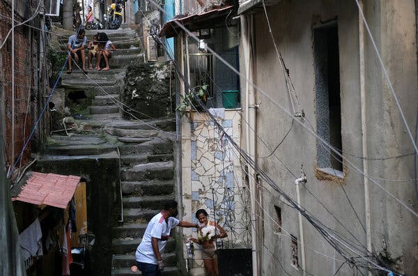 Un líder comunitario entrega donativos a residentes de Rocinha, en Río de Janeiro, en abril. (RICARDO MORAES/REUTERS)