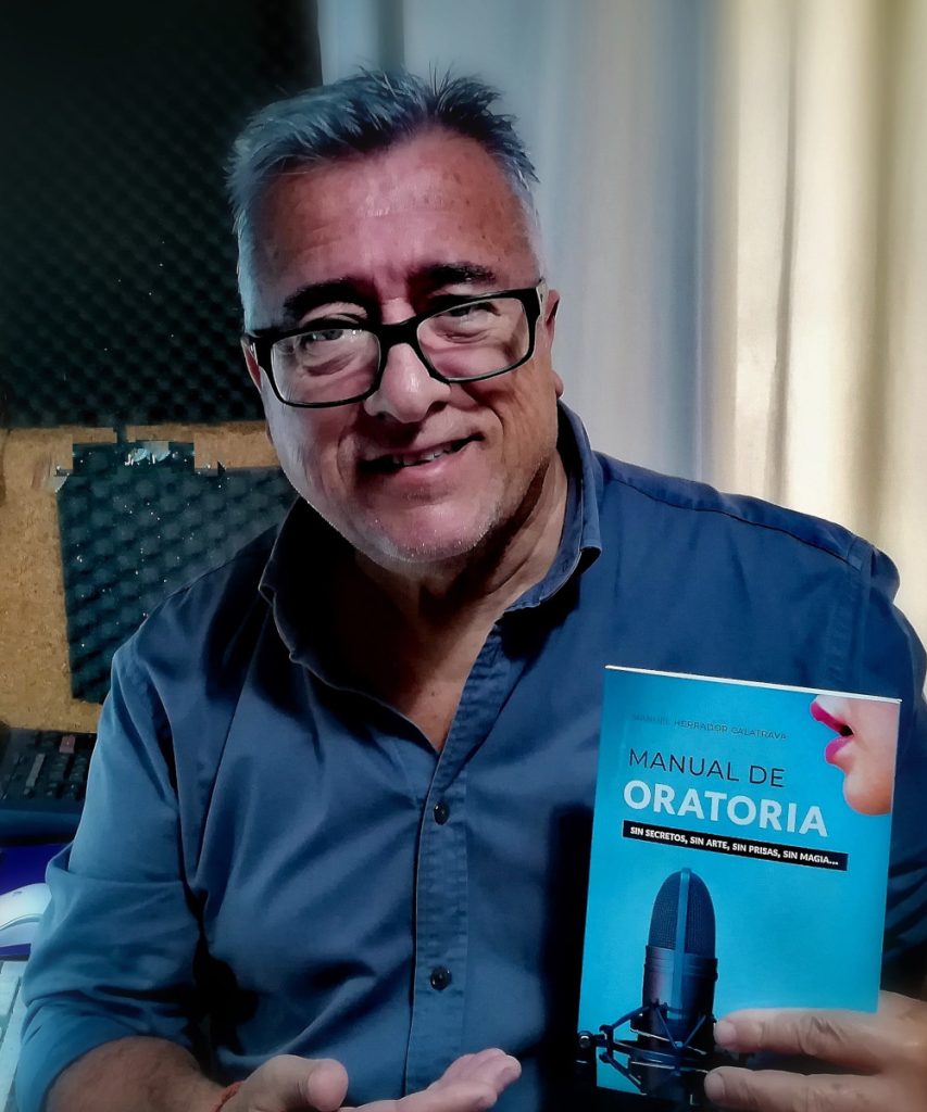 Manuel Herrador con un ejemplar de su libro.