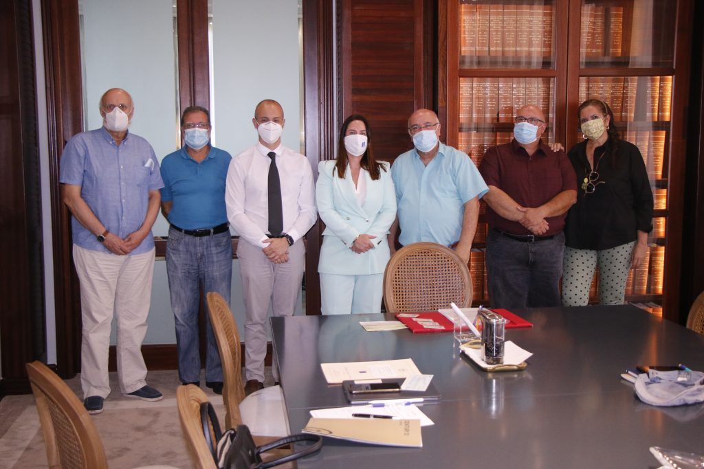 El presidente Salvador García con varios de los integrantes de su junta directiva en la notiría donde tuvo lugar la firma.