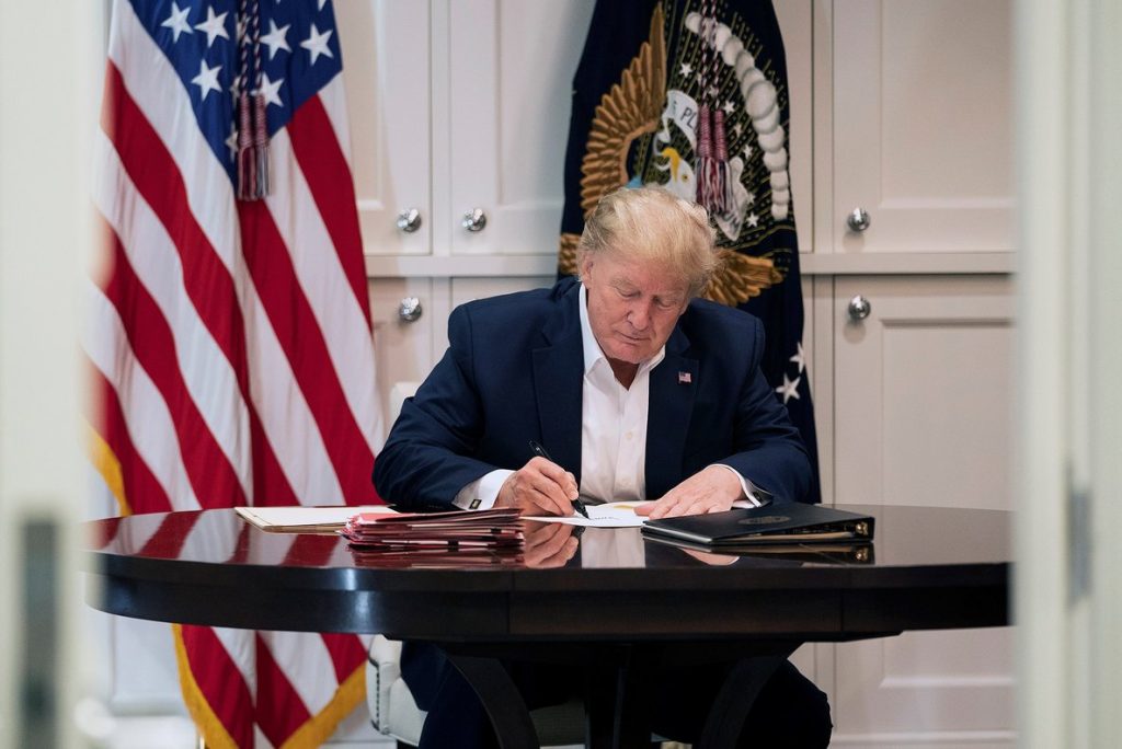 Trump, en la suite del hospital de Bethesda donde estuvo ingresado. (OFFICIAL WHITE HOUSE PHOTO)