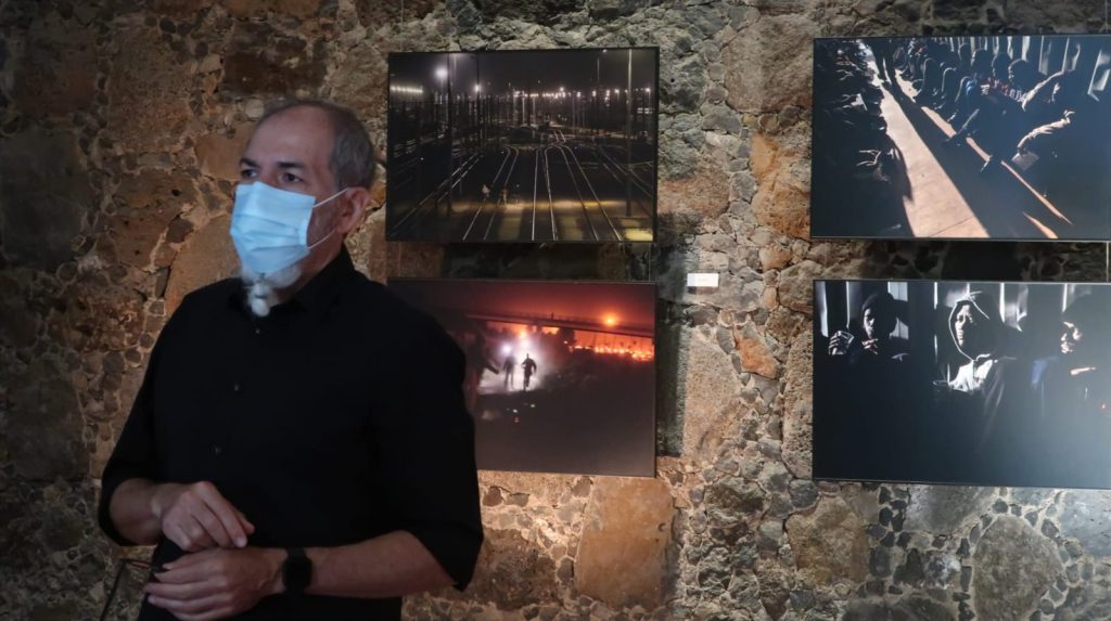 Juan Medina junto a algunas de sus fotos. 