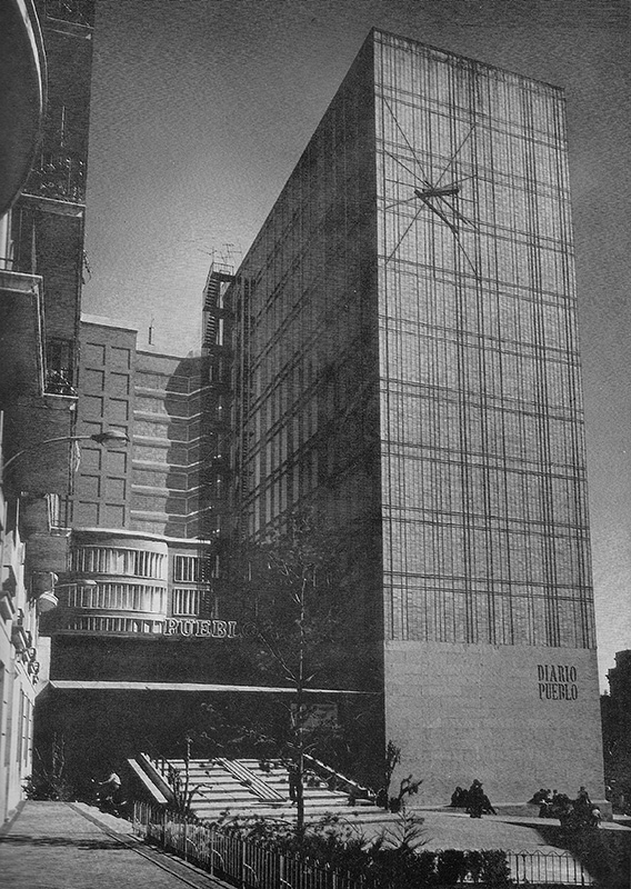Entrada del edificio que albergaba el diario.