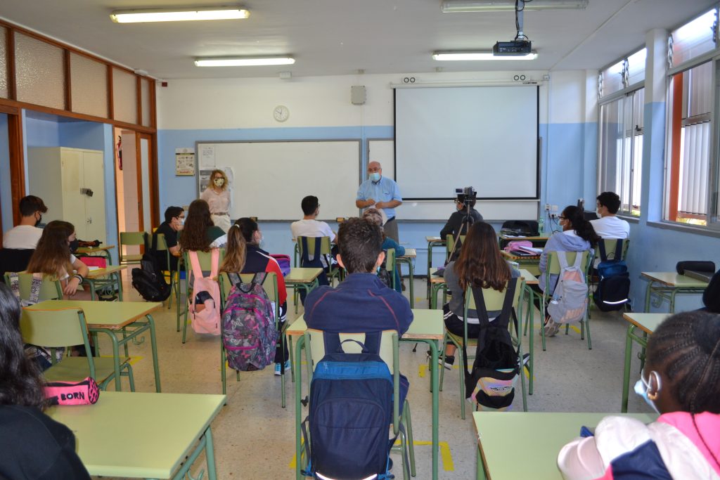 El presidente de la APT, Salvador García Llanos, en el IES ‘Agustín de Bethencourt’ 