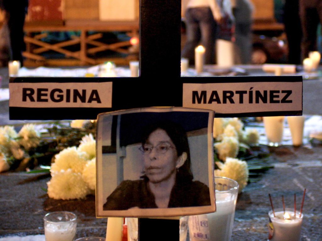 Vigilia en México en honor de Regina Martínez, periodista asesinada en Veracruz. (FELIX MARQUEZ / AP)