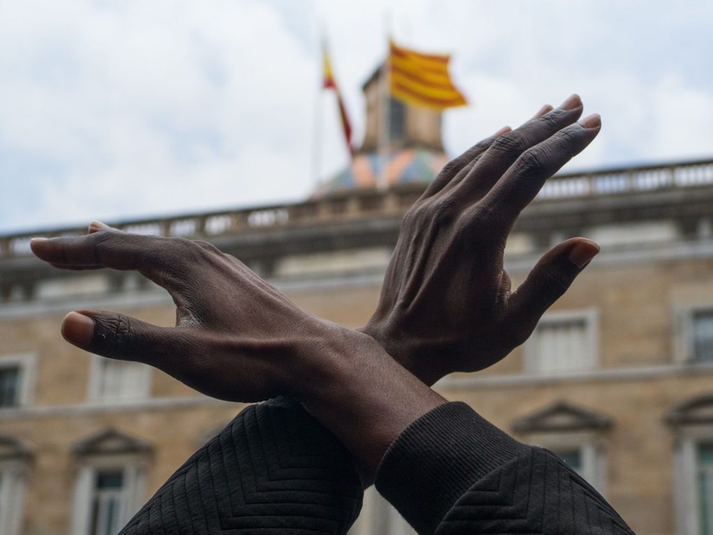 Un hombre cruza los brazos durante una concentración en Plaza de Sant Jaume de Barcelona contra el racismo. (MATIAS CHIOFALO/EUROPA PRESS)