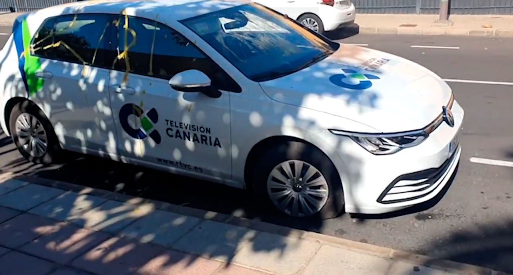 Vehículo de Televisión Canaria rociado de pintura y con las ruedas pinchadas. (CANARIAS7)