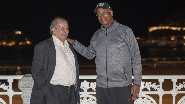 Miguel Vidal junto a Bob Beamon en una foto de archivo. (AMAIA ZABALO /DIARIO AS)