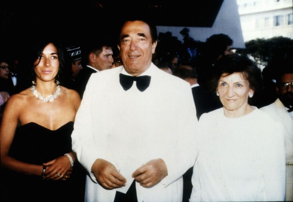 Robert Maxwell en una fiesta en su yate junto a su hija Ghislaine y su esposa Elisabeth. (GETTY IMAGES)