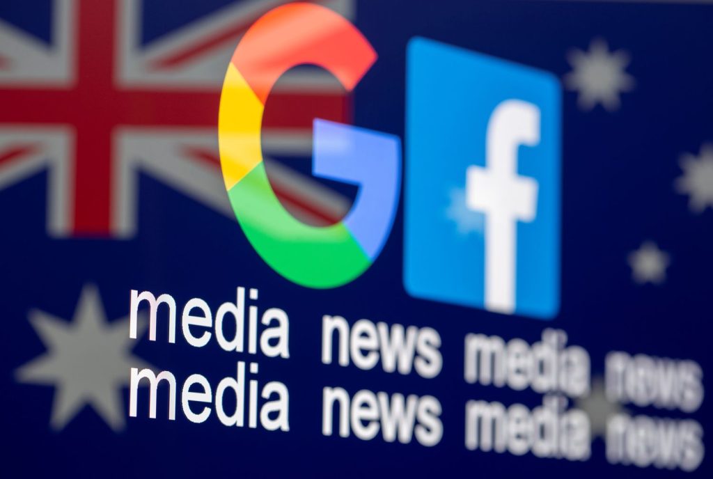 Los logos de Google y Facebook sobre una bandera australiana. (DADO RUVIC / REUTERS)