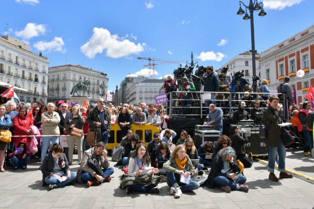 Periodistas en la Puerta del Sol de Madrid, el 1 de Mayo. (AGUSTÍN MILLÁN/DIARIO 16)