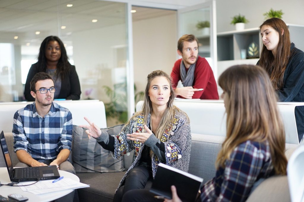 Destaca la presencia de mujeres al frente de los medios digitales. (PIXABAY)