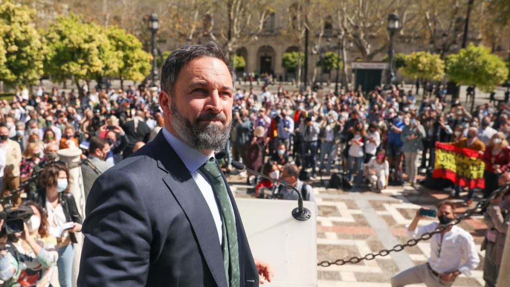 El presidente de Vox, Santiago Abascal, en un acto en la Plaza Nueva de Sevilla. (EUROPA PRESS)