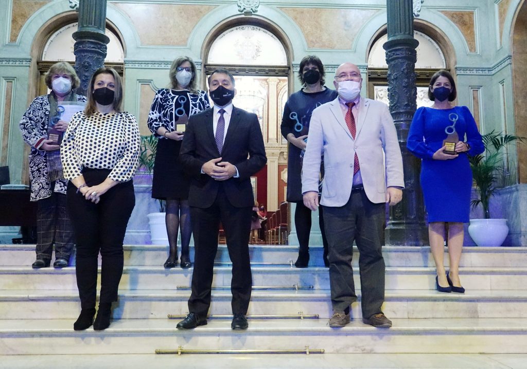 La periodistas homenajeadas junto al alcalde de Santa Cruz de Tenerife y el presidente de la Asociación de la Prensa. (AYTO S/C TENERIFE)