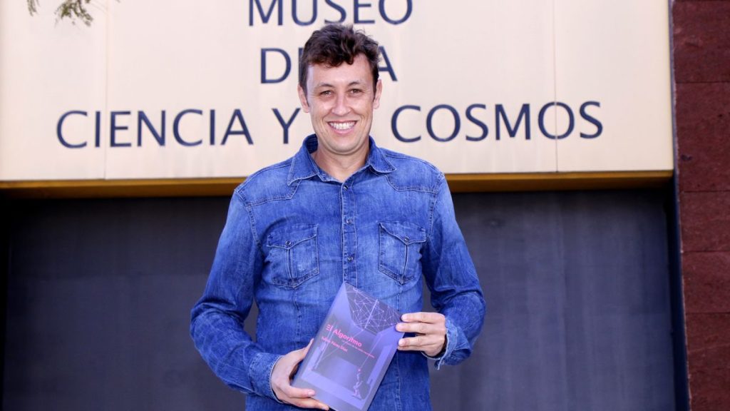 Rubén Pérez en el Museo de la Ciencia y el Cosmos de Tenerife portando un ejemplar de su libro. (JLR)