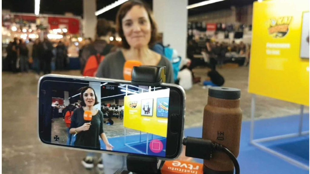 Aurora Redón, periodista de RTVE Cataluña, grabando con un teléfono móvil una entrada para el Telediario 2 durante el Salón del Manga de Barcelona (2016). 