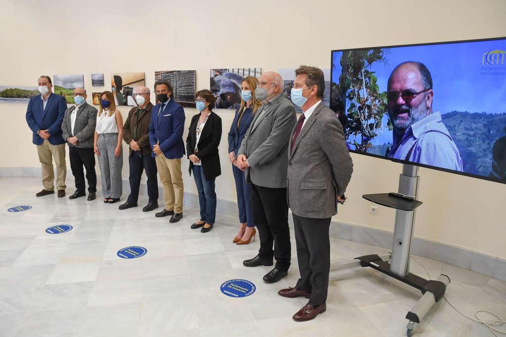 Un instante de la inauguración de la exposición de Cristóbal García. (PARLAMENTO DE CANARIAS)