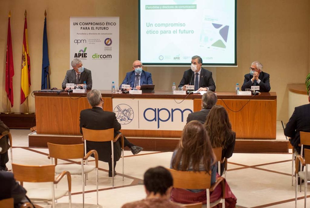 Nemesio Rodríguez, Iñigo de Barrón, Juan Caño y Miguel López-Quesada firmaron el documento. ( Manuel Casamayón/APIE)