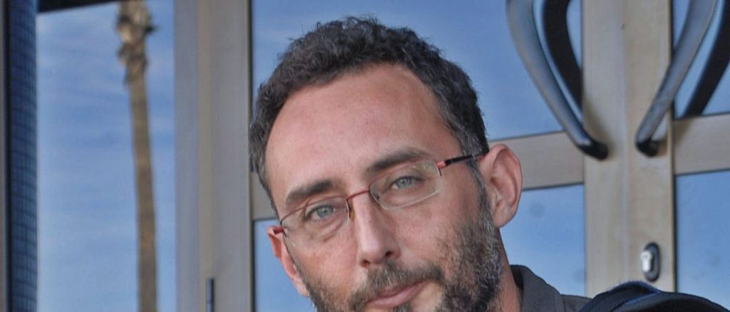 El periodista teldense Pepe Naranjo, a las puertas de La Provincia. (LP/DLP)