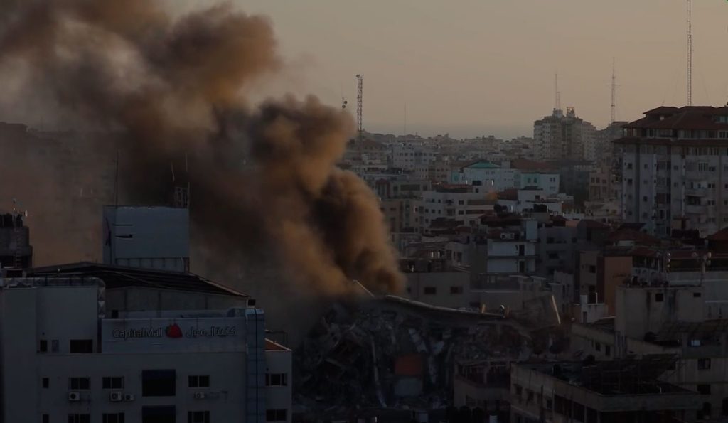 Israel bombardea la torre Al-Jawhara, en la que trabajaban medios de comunicación y ONG en Gaza. (DAILYMOTION)