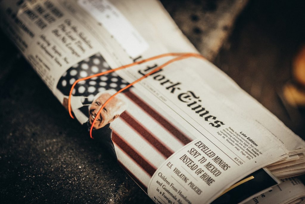 La encuesta forma parte de un estudio más amplio de la cobertura de los medios de los primeros 60 días en el cargo del presidente Joe Biden. (Jon Tyson/UNSPLASH)