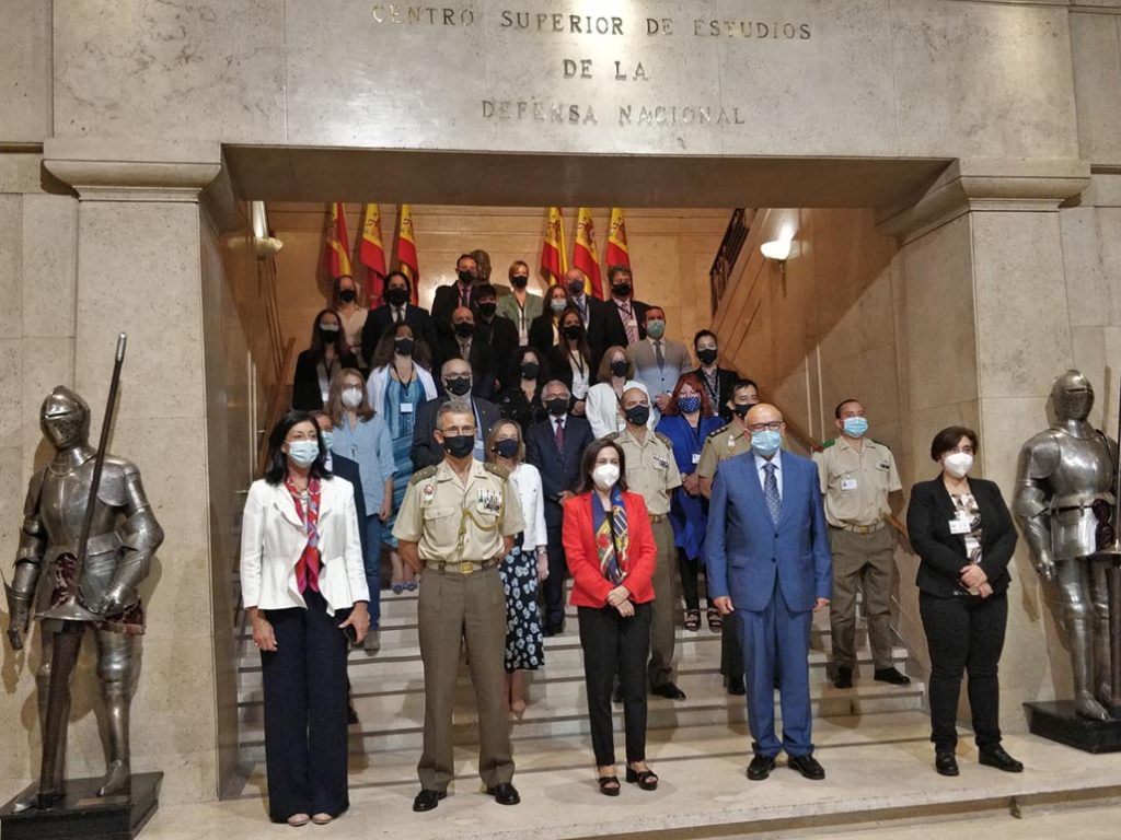 Esperanza Casteleiro, Luis Torcal Ortega, Margarita Robles, Juan Caño y Yolanda Rodríguez, acompañados de los alumnos de las jornadas y profesionales del Ceseden. (APM)
