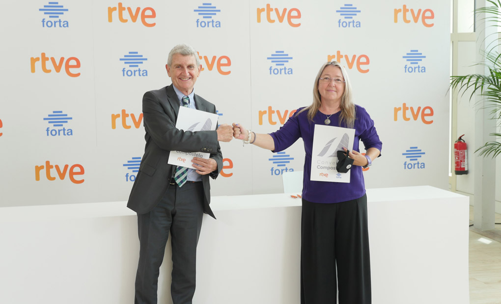 José Manuel Pérez Tornero y Mar Iglesias, tras la firma del convenio. (RTVE)