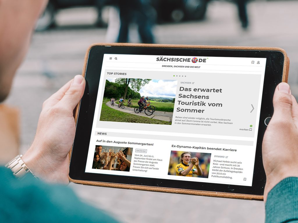 Un lector consulta la prensa alemana digital. (LP)