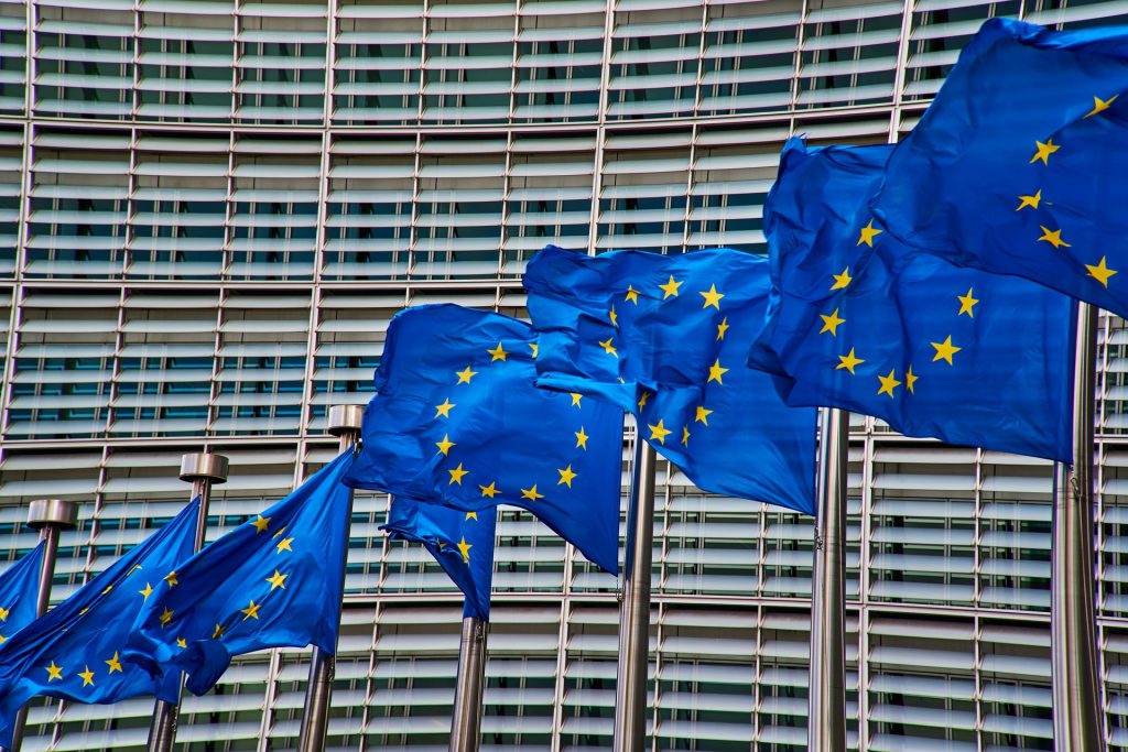 Banderas de la UE frente a la sede de la Comisión Europea. (PIXABAY)