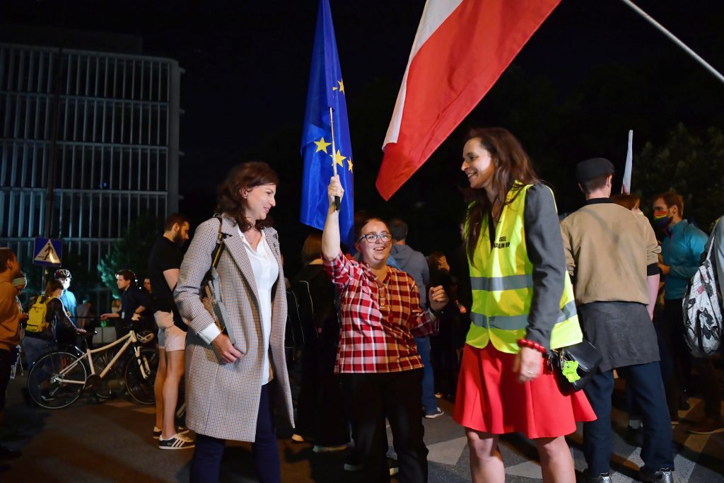 Opositores polacos participan en una protesta contra la ley de medios, en Varsovia. (EFE)