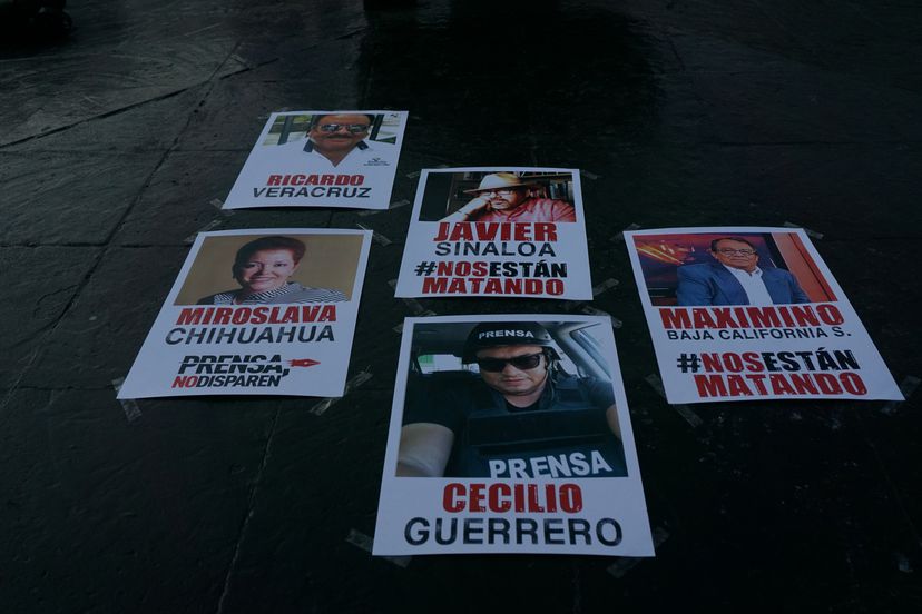 Carteles con la imagen de los periodistas asesinados en México. (HECTOR GUERRERO)