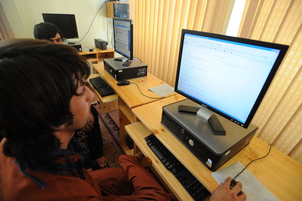 Un afgano navegando por internet en el Lincoln Learning Center de Qundūz. (WIKIPEDIA)
