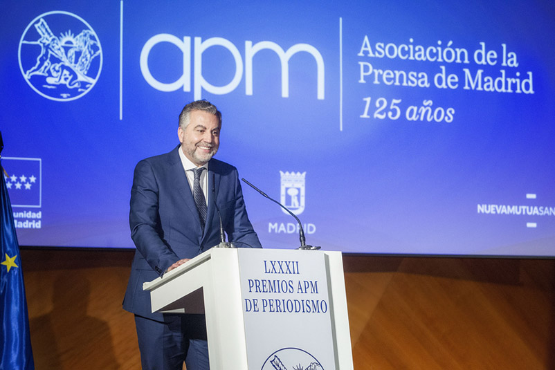 Carlos Alsina recoge el Premio APM al Mejor Periodista del Año 2020. (Miguel Berrocal/APM)