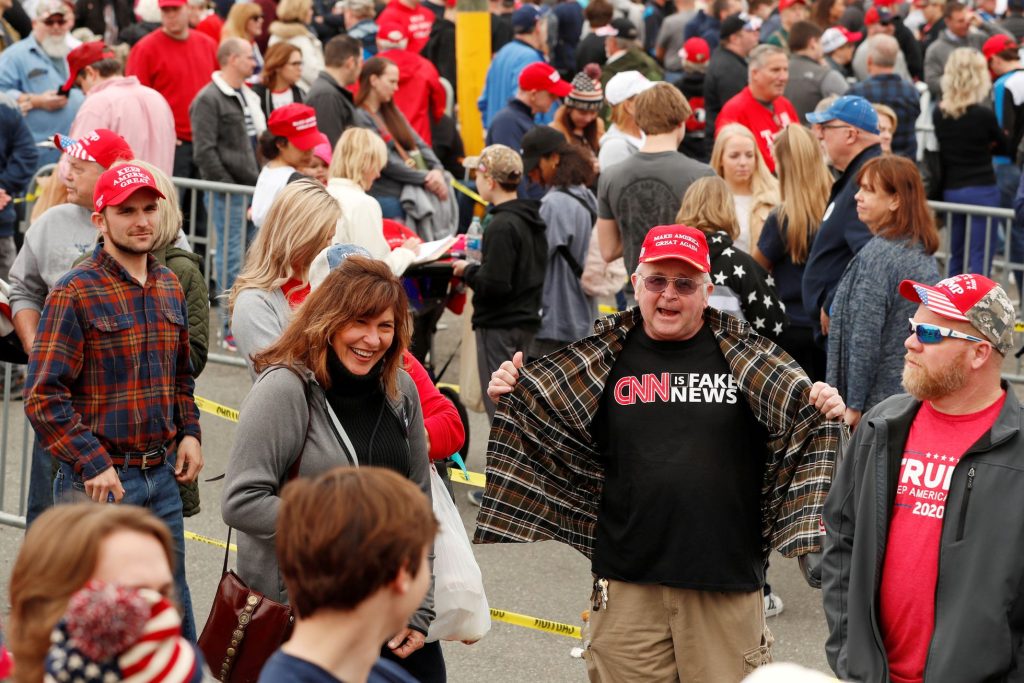 Un partidario de Donald Trump muestra su camiseta en la que pone CNN es 'fake news'. (LUCAS JACKSON / REUTERS)