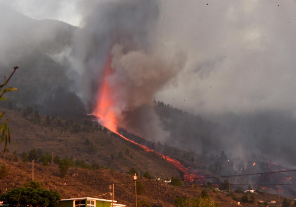 Imágen de RTVC sobre la erupción del volcán de La Palma. (RTVC)