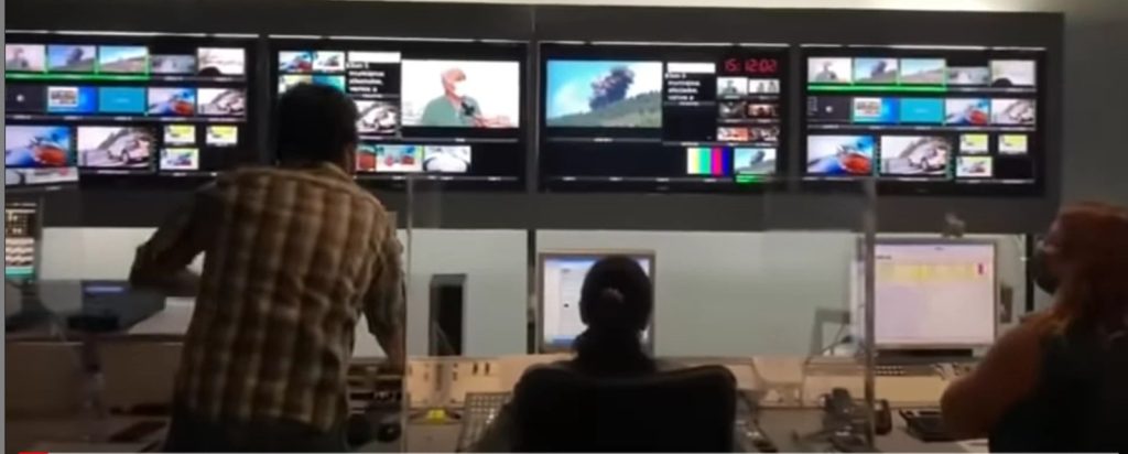Momento del estallido del volcán de La Palma que fue recogido por RTVC. (RTVC)