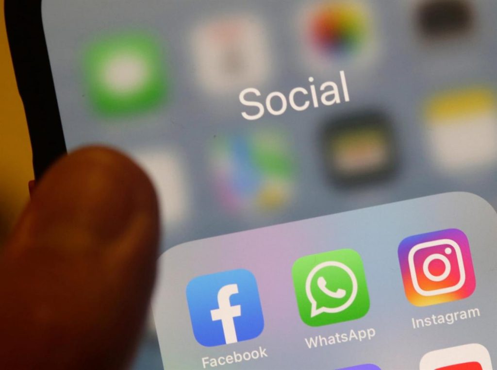 La pantalla de un teléfono móvil con los iconos de Facebook, WhatsApp e Instagram. ANDREJ CUKIC (EFE)