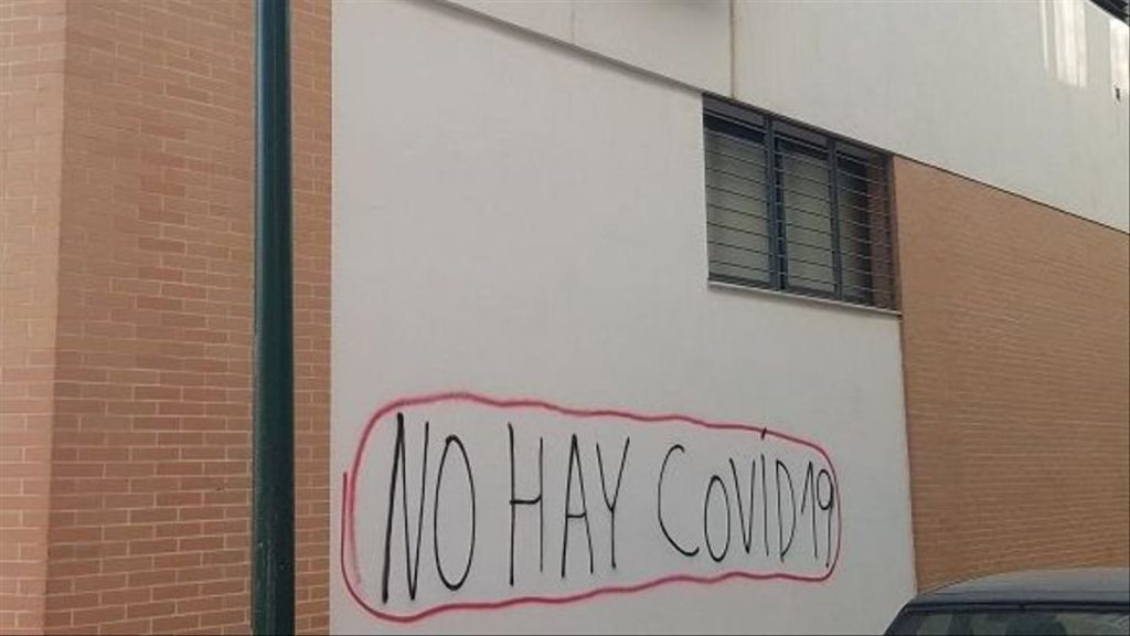 Pintada de un negacionista en una pared de Málaga. (CNP)