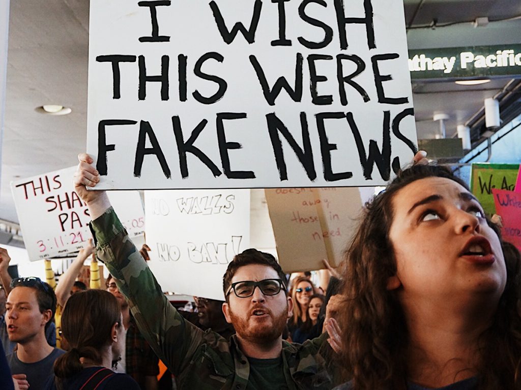 Manifestación en Los Ángeles contra la propagación de desinformación. (Kayla Velasquez / UNSPLASH) 
