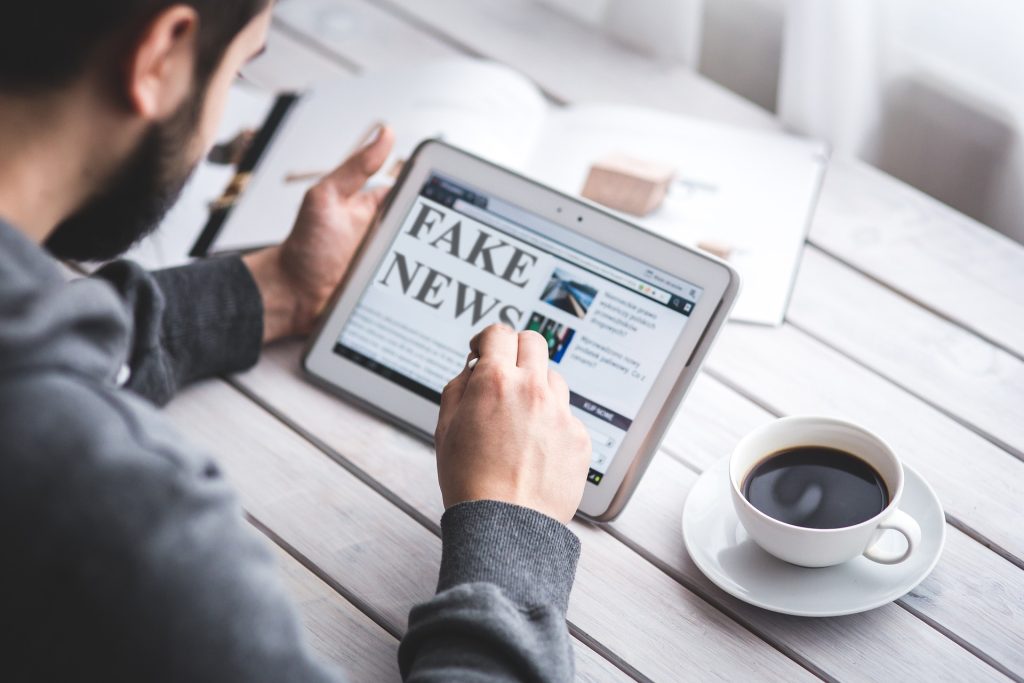 Contra las informaciones falsas es indispensable robustecer la formación. (PIXABAY)