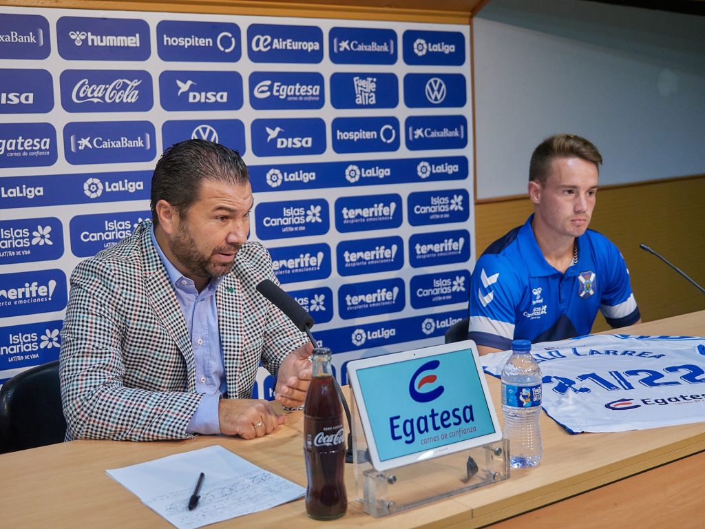 El director deportivo del CD Tenerife, Juan Carlos Cordero, presenta a Pablo Larrea. (TONY CUADRADO/CLUB DEPORTIVO TENERIFE)
