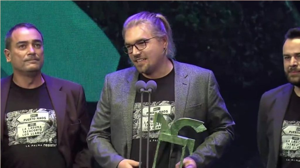 Eduardo Cabrera, Javier Rodríguez y Eric Pestano en el momento de recoger el Premio Onda. (ELDIARIO.ES)