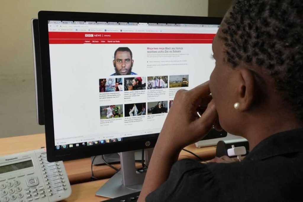 La BBC publica noticias en más de 40 idiomas, incluido el suajili. (LP)