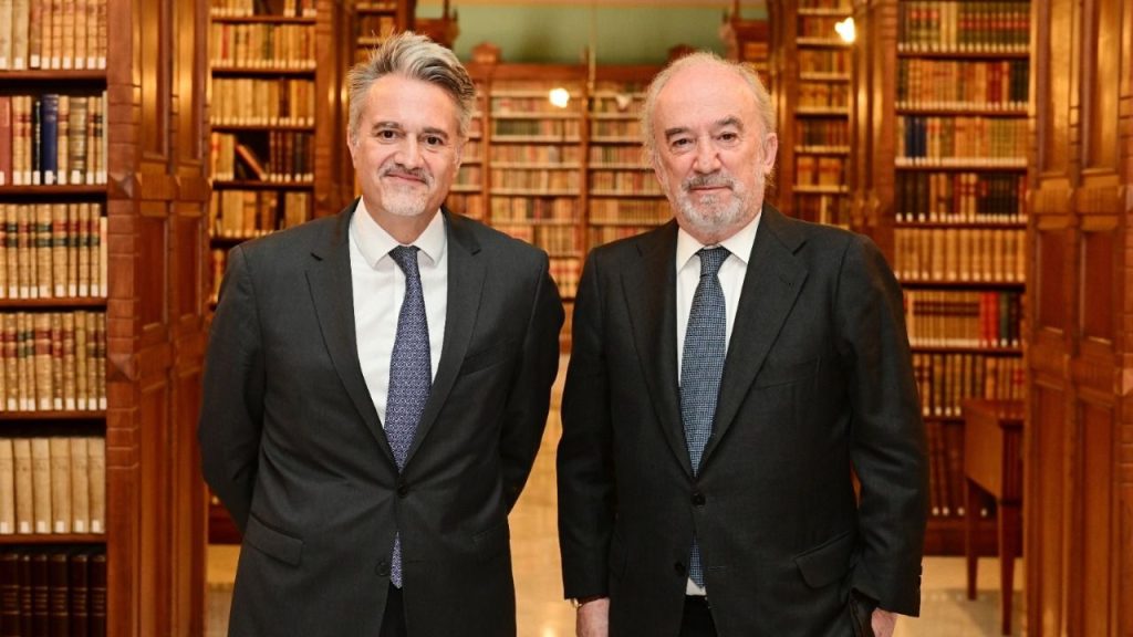 Alberto Granados, presidente de Microsoft en España, y Santiago Muñoz Machado, director de la Real Academia Española. (RAE)