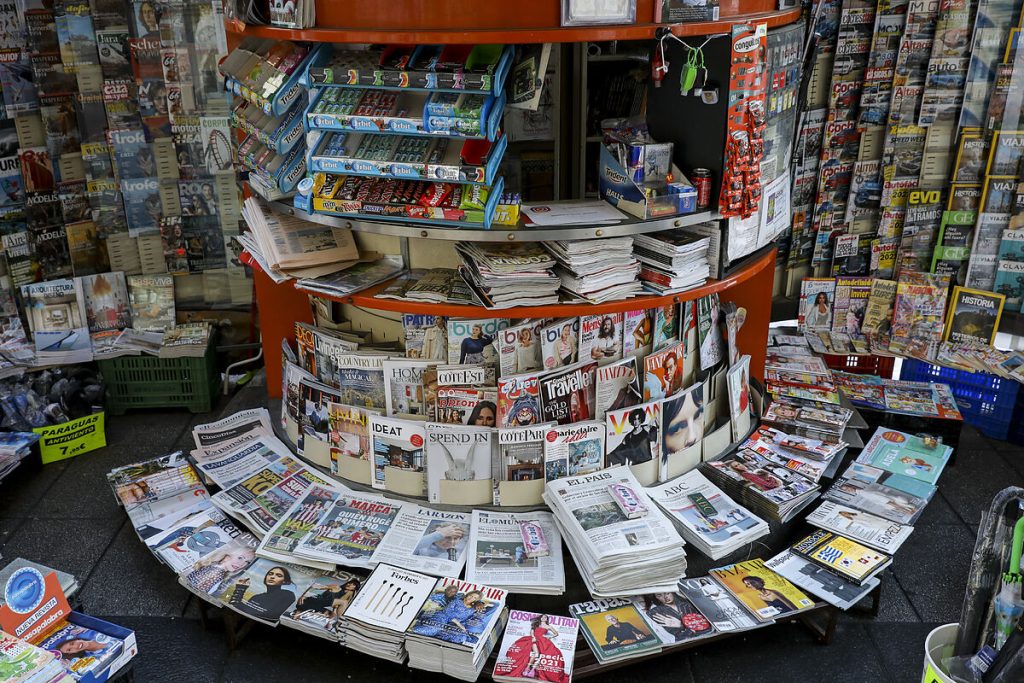 Un quiosco de prensa en el centro de Madrid. (ANTONIO HEREDIA)