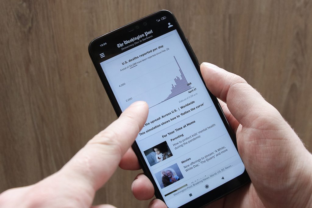 Un usuario consulta noticias en un teléfono móvil. (LP)