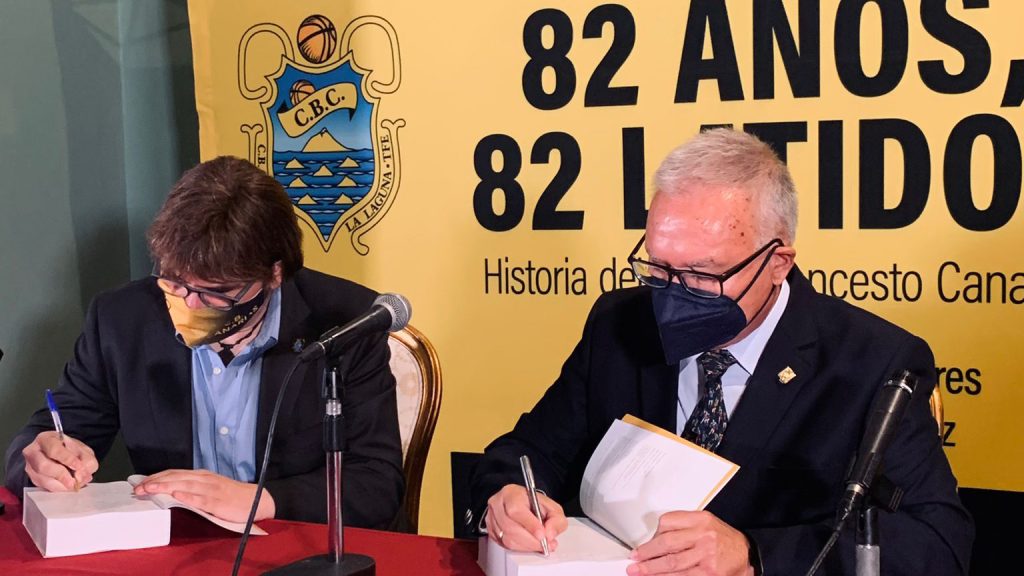 José Luis Hernández y Agustín Arias firman ejemplares de su obra.